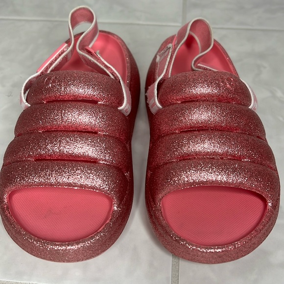 UGG K SPORT YEAH GLITTER 
PINK
USA 13
Closure type
Hook & Loop
Water resistance - Picture 1 of 8